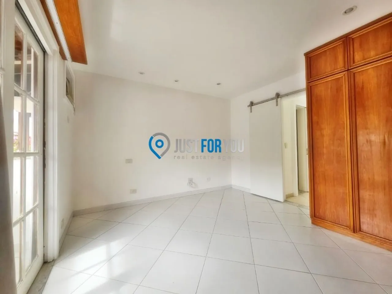 Casa com 4 dormitórios, 5 banheiros e 3 vagas — photo 2