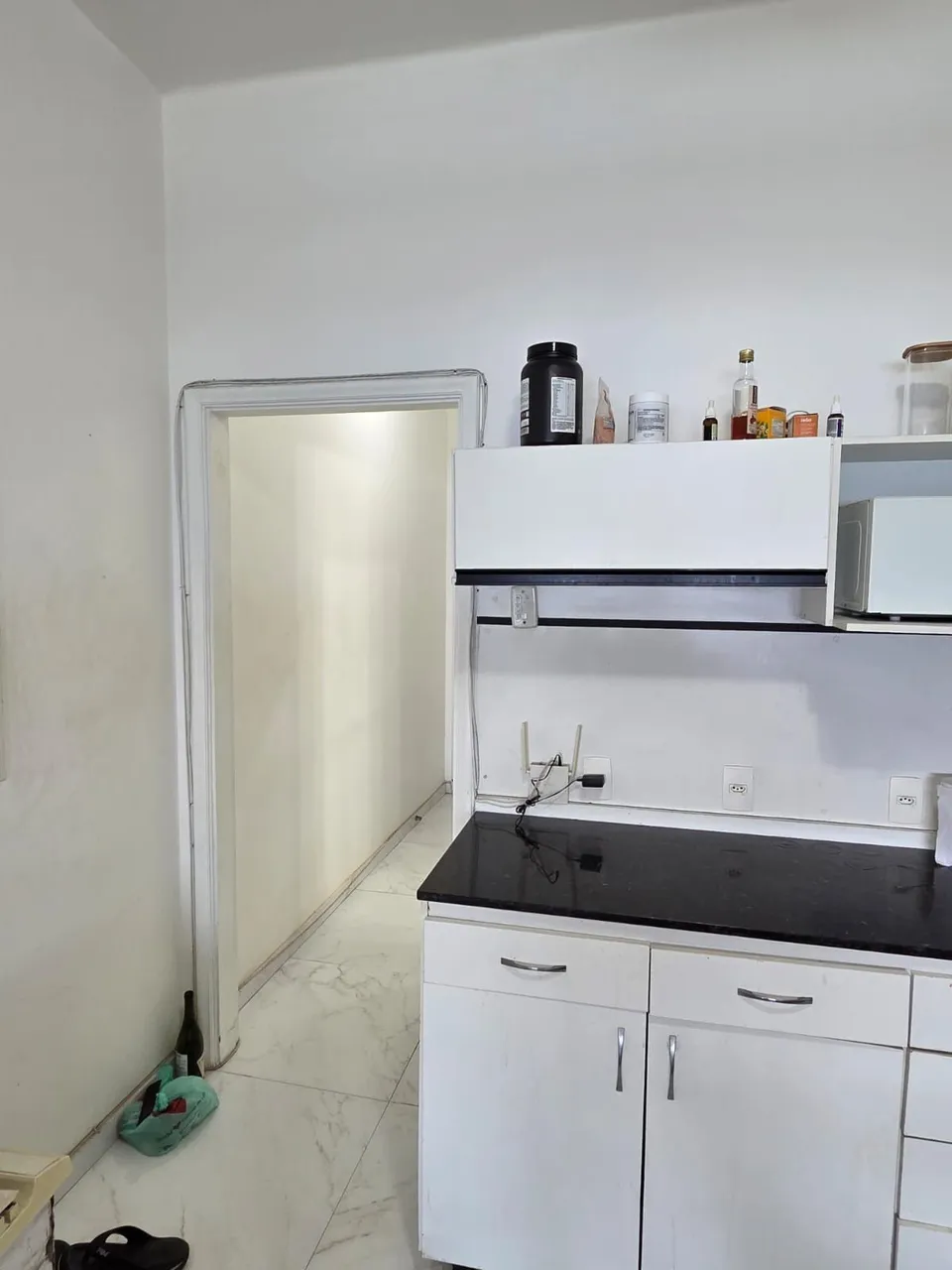 Furnished 1-bedroom apartment with open-plan kitchen — photo 13