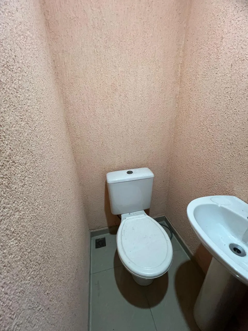 Condo house with 4 bedrooms and 5 bathrooms and 3 parking