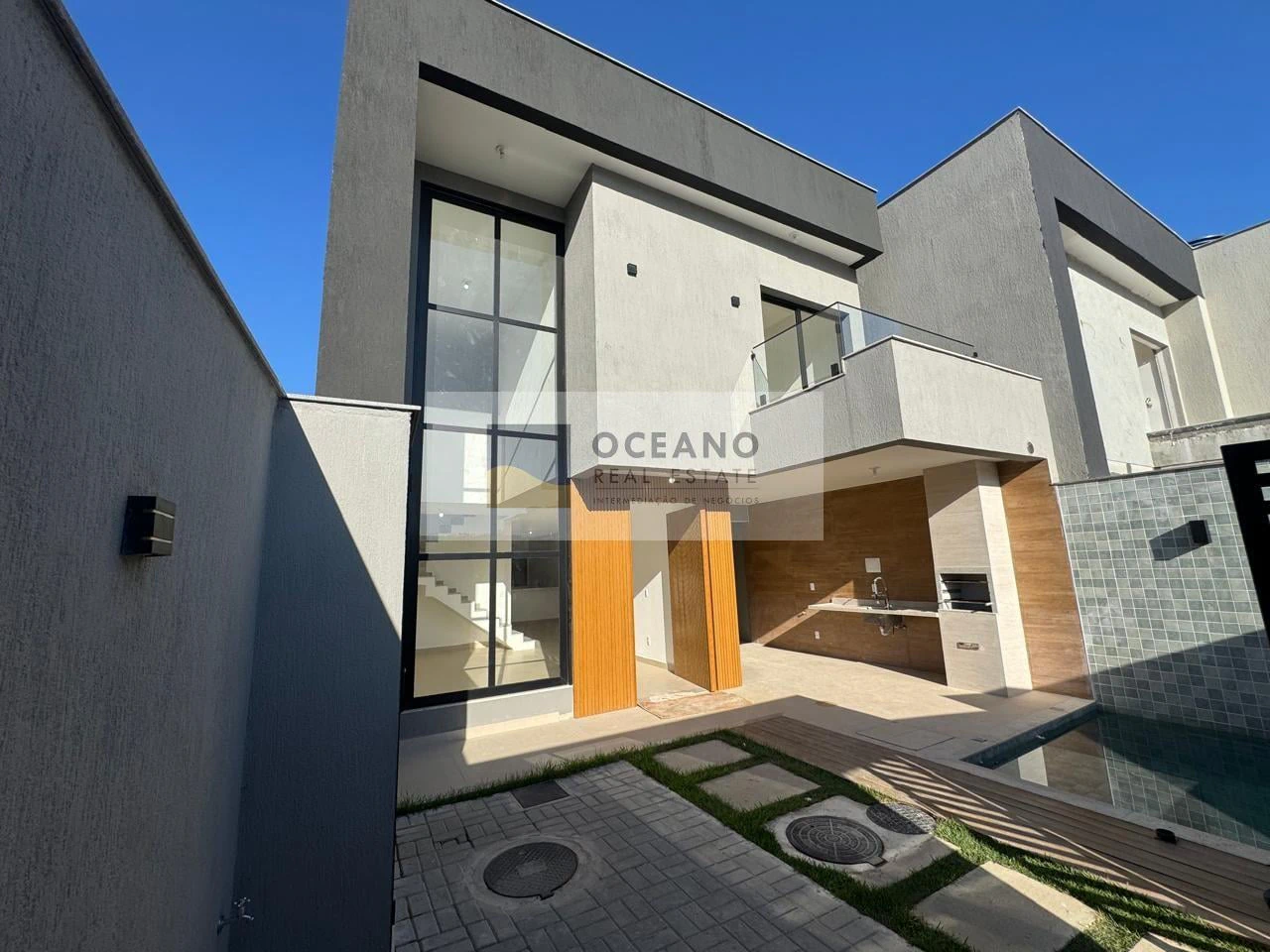 4-bedroom house with a grill on the balcony