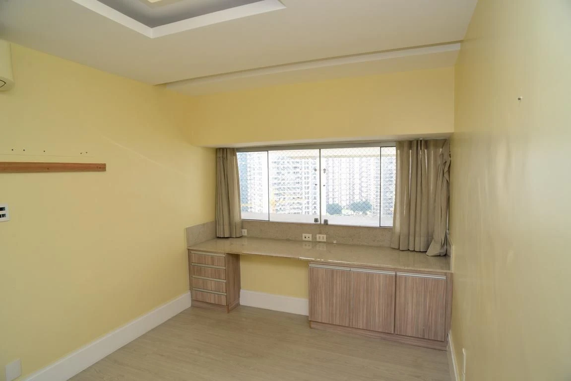 Ванна та 4 спальні: квартира 300 м² — photo 3
