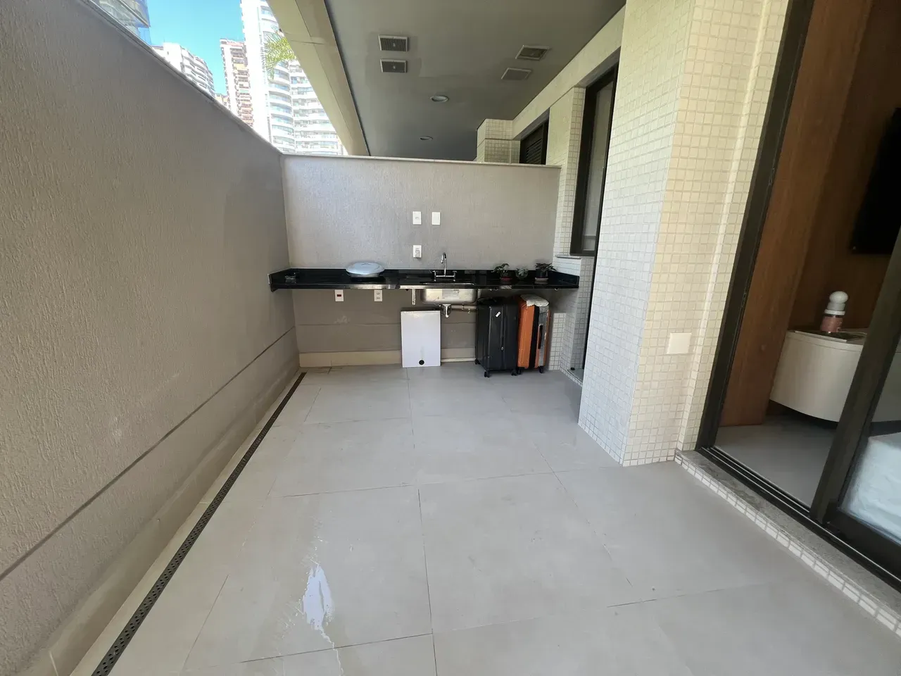 Furnished 2-bedroom apartment with open-plan gas kitchen — photo 14