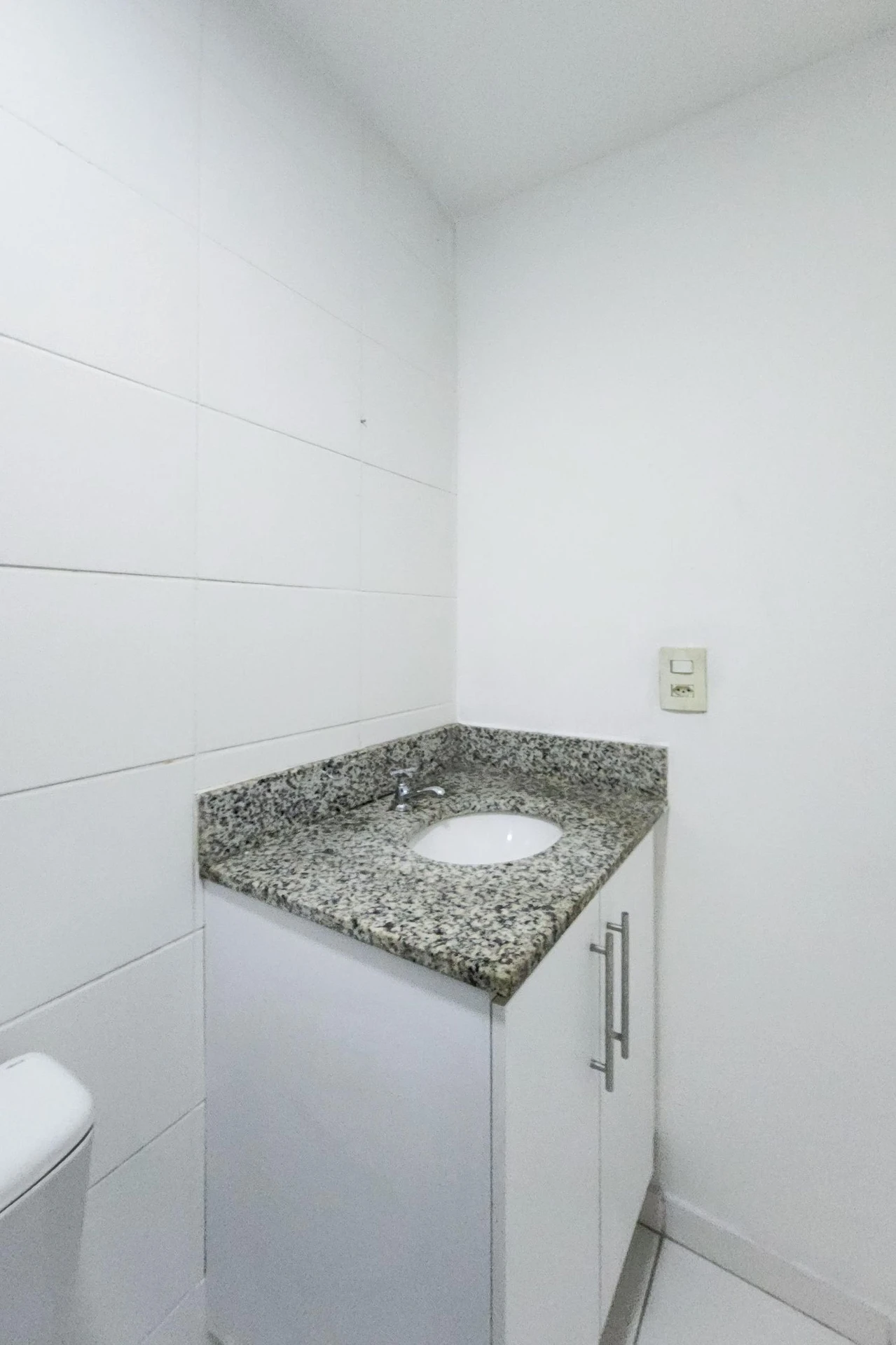 2-bedroom apartment in a building with a gym — photo 40