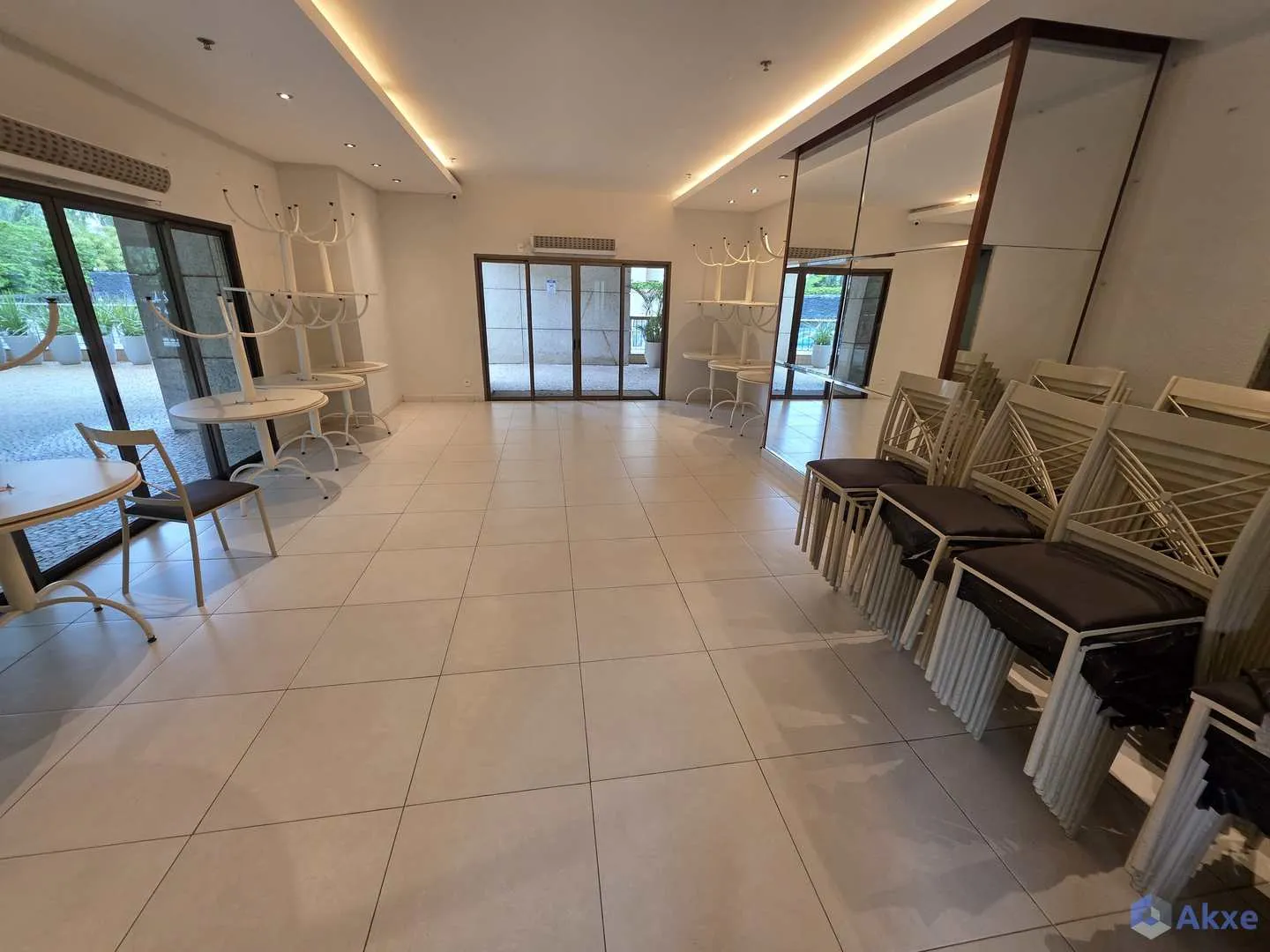 2-bedroom apartment with an enclosed glass balcony — photo 32