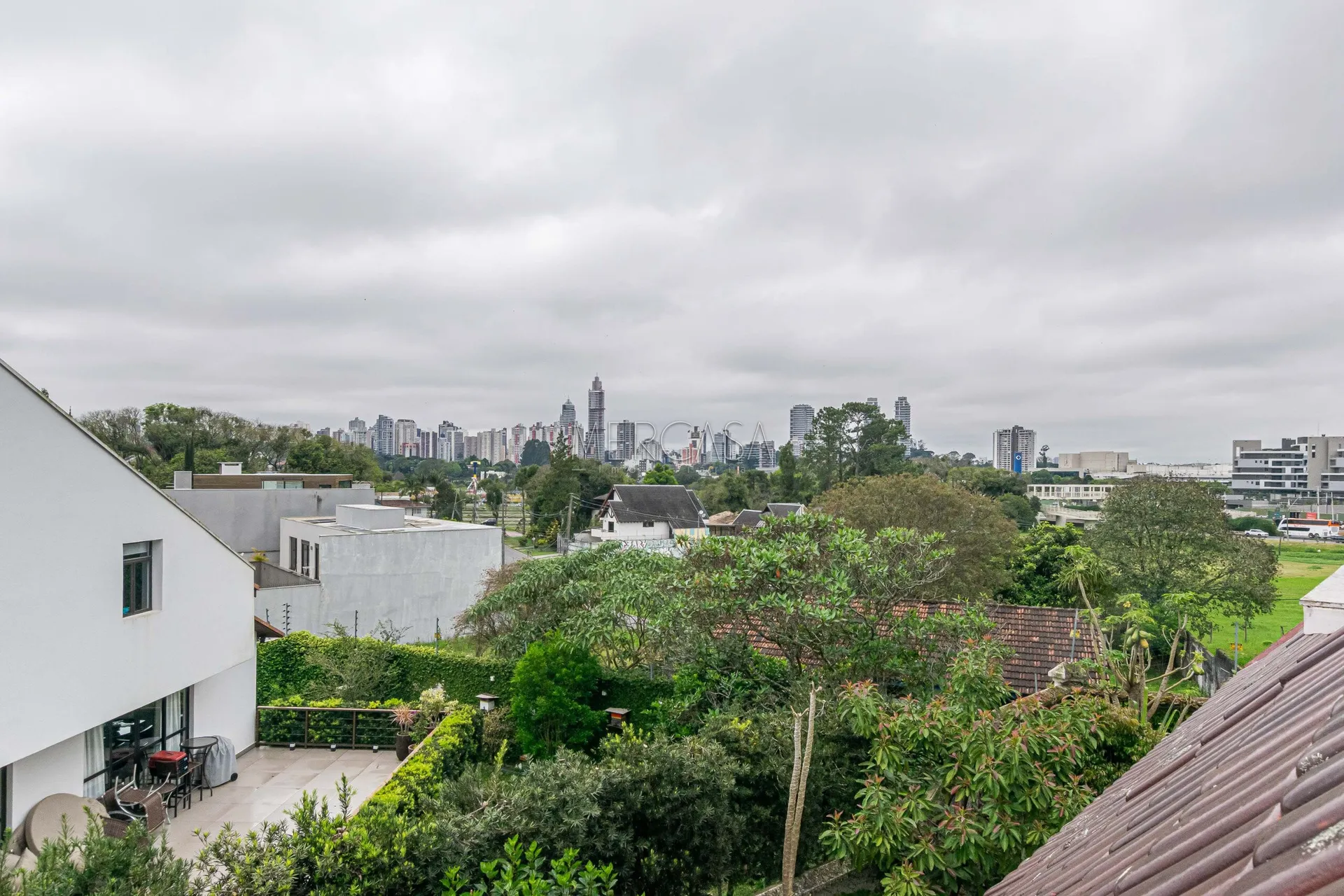 3-bedroom house with a bathtub in Curitiba — photo 44
