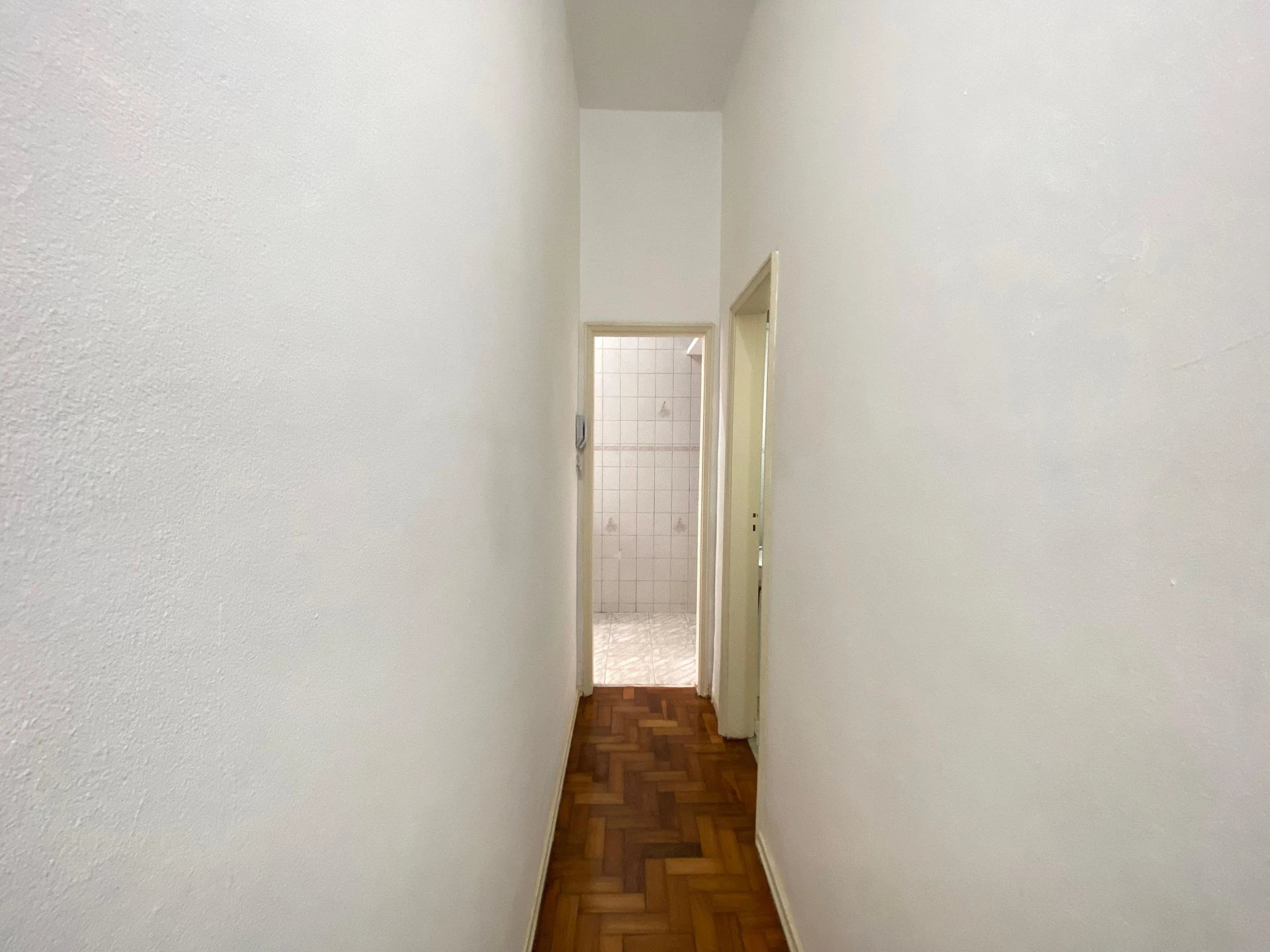 Bathtub in a one-bedroom apartment, 50 m² — photo 8