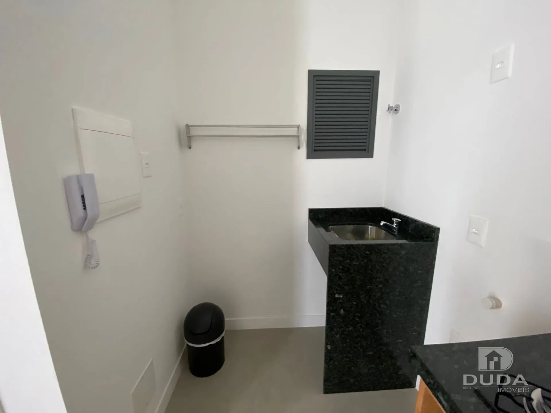 Furnished 1-bedroom apartment with open-plan kitchen — photo 11