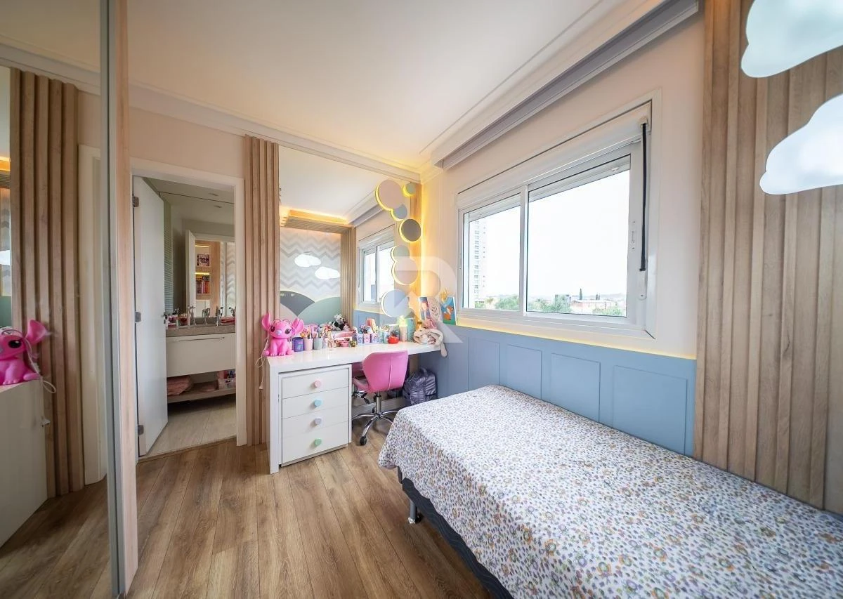 Glass-enclosed balcony in a 3-bedroom apartment, 166 m² — photo 42