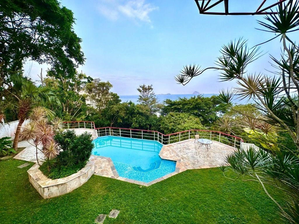 House with 5 bedrooms and 5 bathrooms — photo 8
