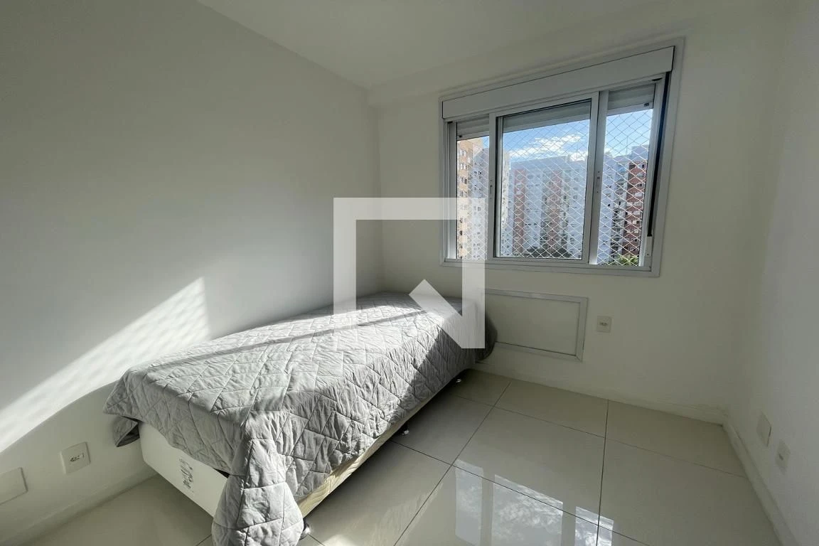 Furnished 2-bedroom apartment with balcony — photo 35