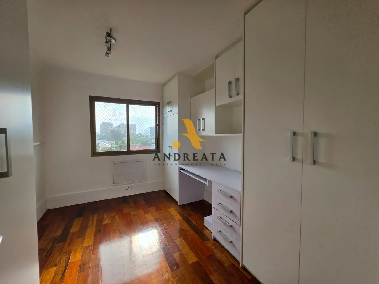 Apartment on the 5th floor with a glass-enclosed balcony — photo 5