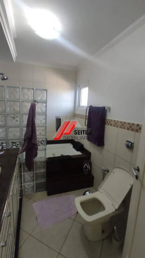 Rental house with 5 bedrooms and an open-plan kitchen — photo 35