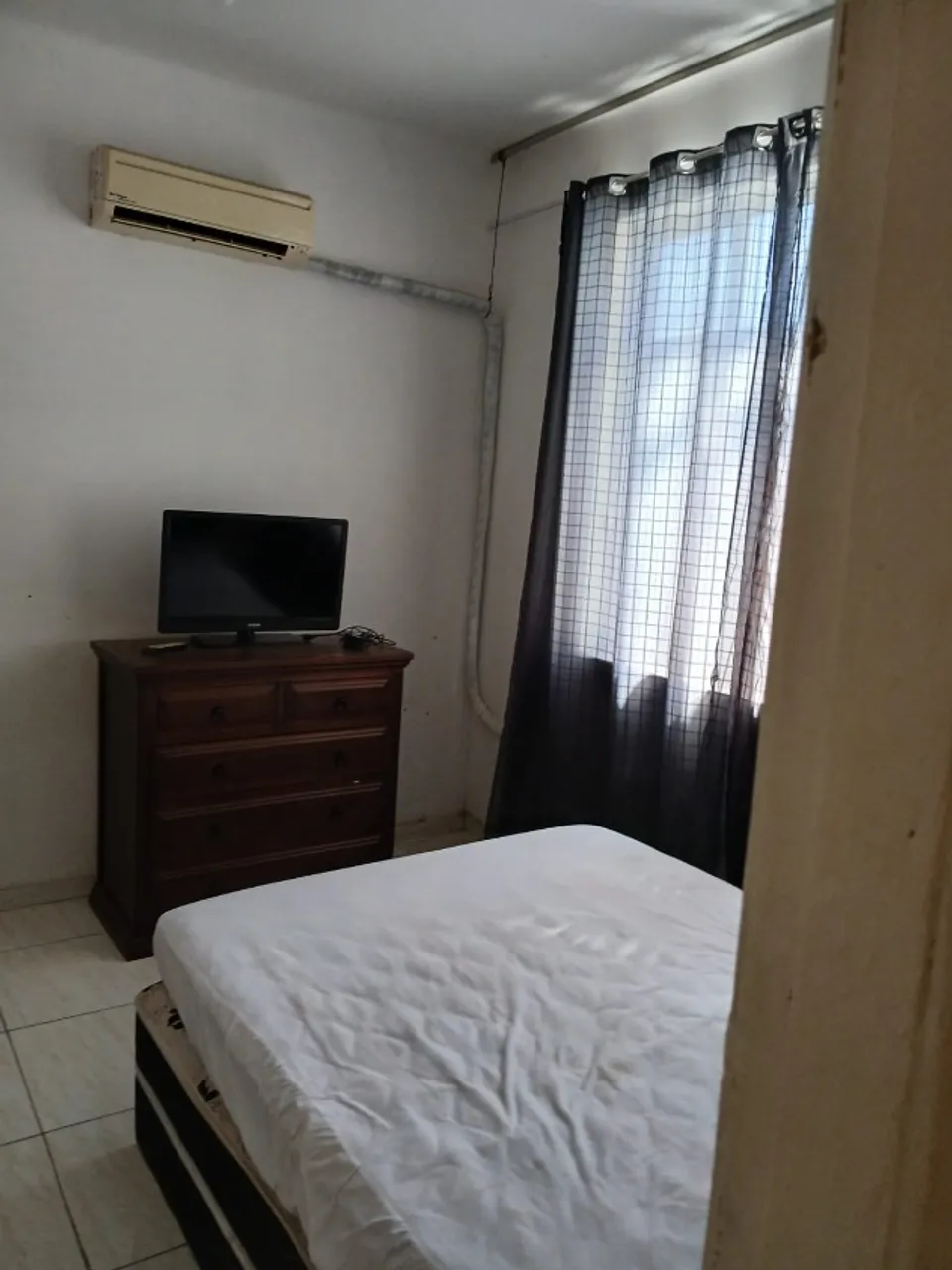 Furnished 1-bedroom apartment with a glass shower — photo 4