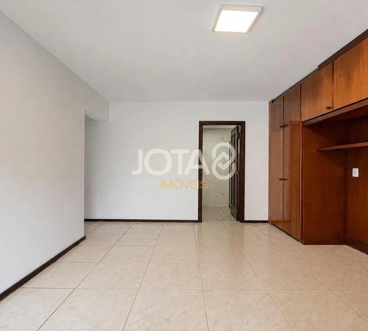 3-bedroom apartment in a building with a gym — photo 11