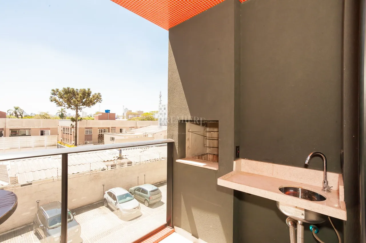 Estudio con cocina abierta y muebles empotrados — photo 14