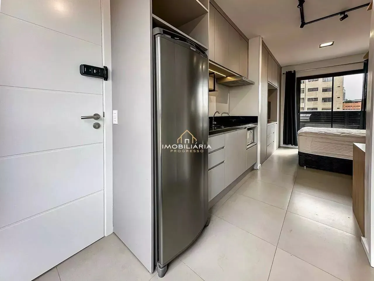 One-bedroom apartment in a building with a coworking space — photo 2