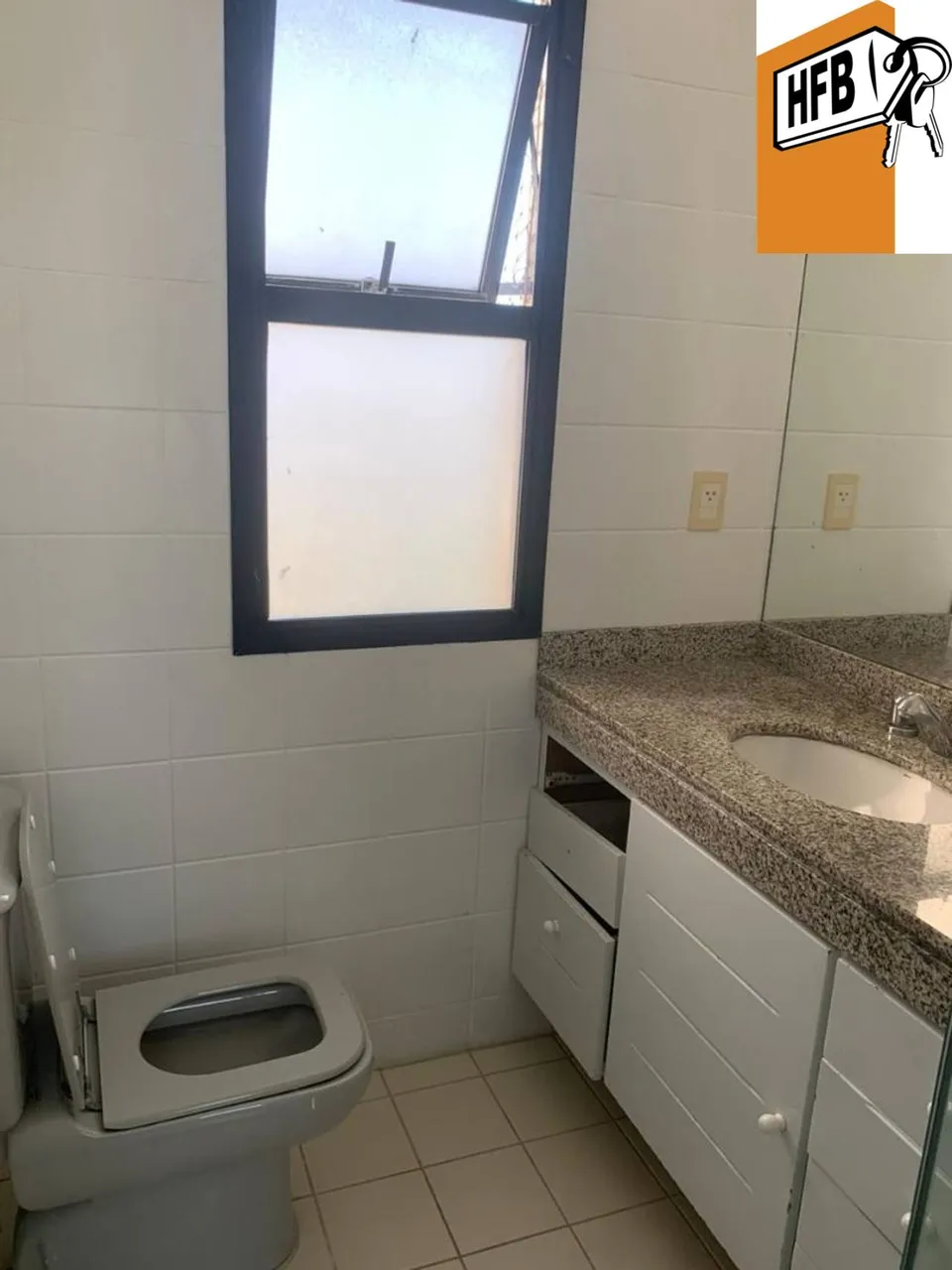 4-bedroom apartment in a building with a pool — photo 2