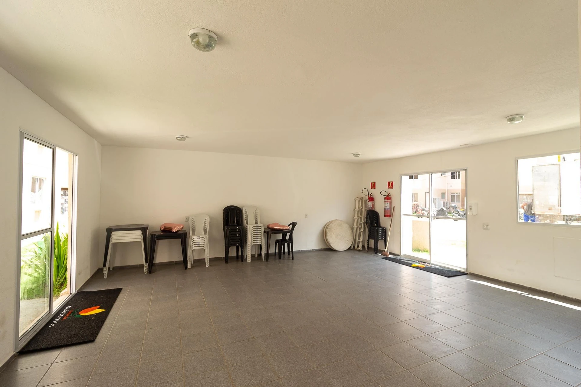 Furnished apartment with 2 bedrooms and an open kitchen — photo 47