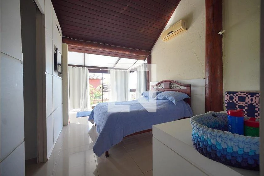 Walk-in closet in a 3-bedroom house, 225 m² — photo 4