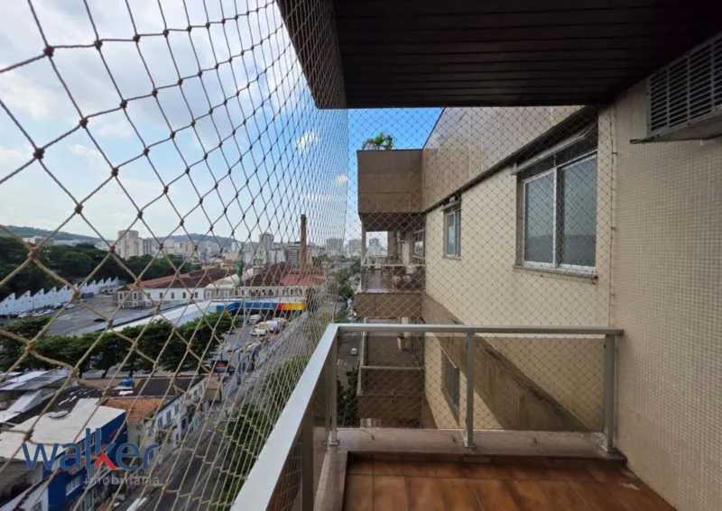 Balcony with a grill in a 3-bedroom apartment, 120 m² — photo 14