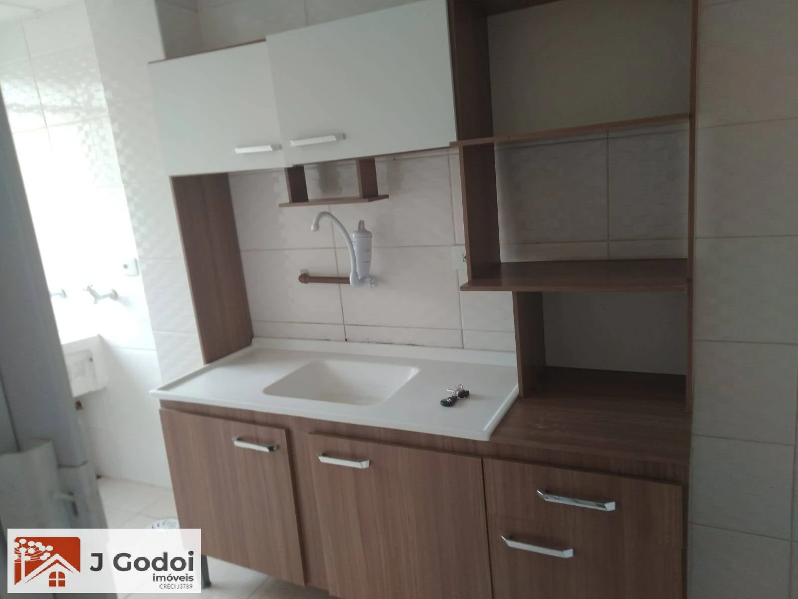 2-bedroom apartment with wood or laminate floors — photo 3