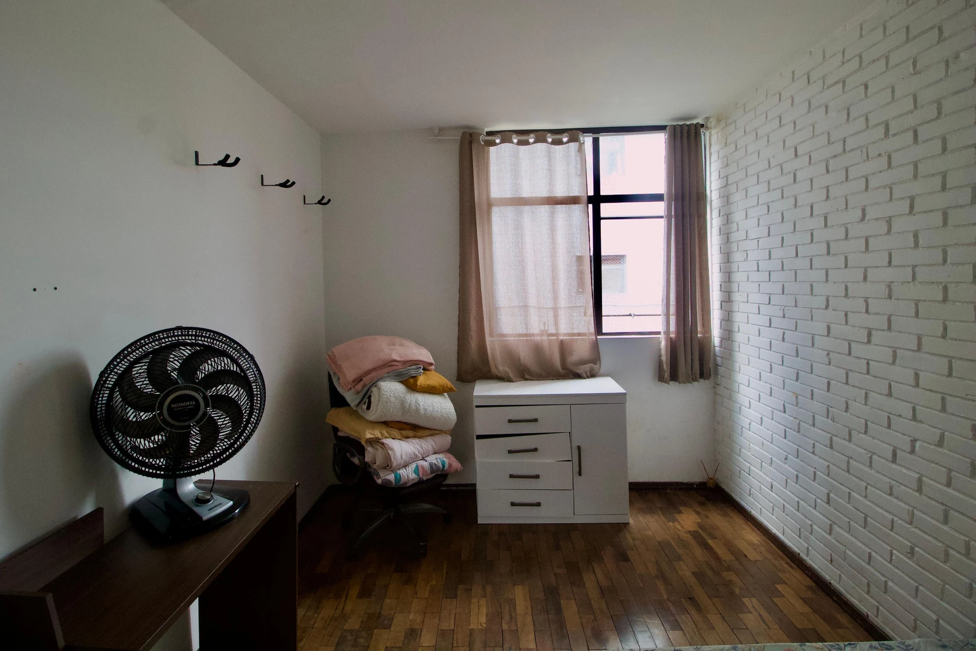 84 m² apartment with a home office and a bathtub — photo 27