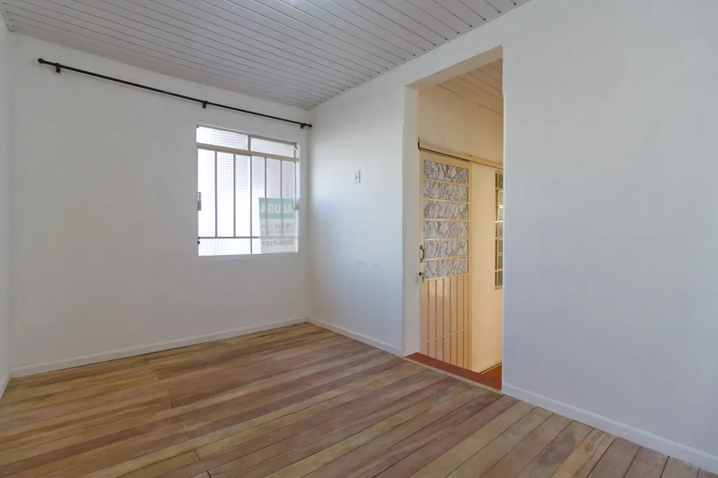 One-bedroom apartment with wood or laminate floors — photo 3