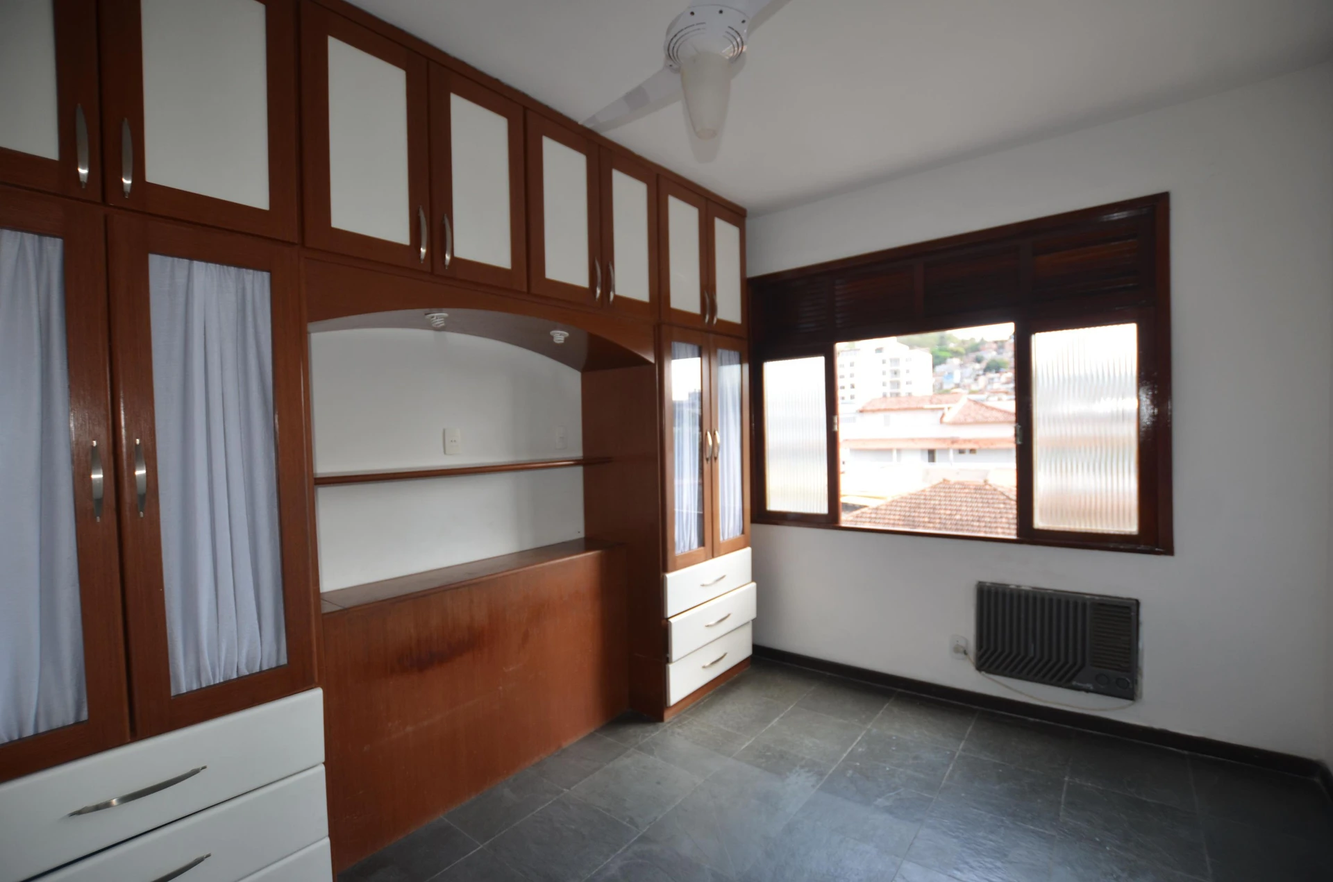 Apartamento com 2 quartos, 2 banheiros e varanda — photo 2