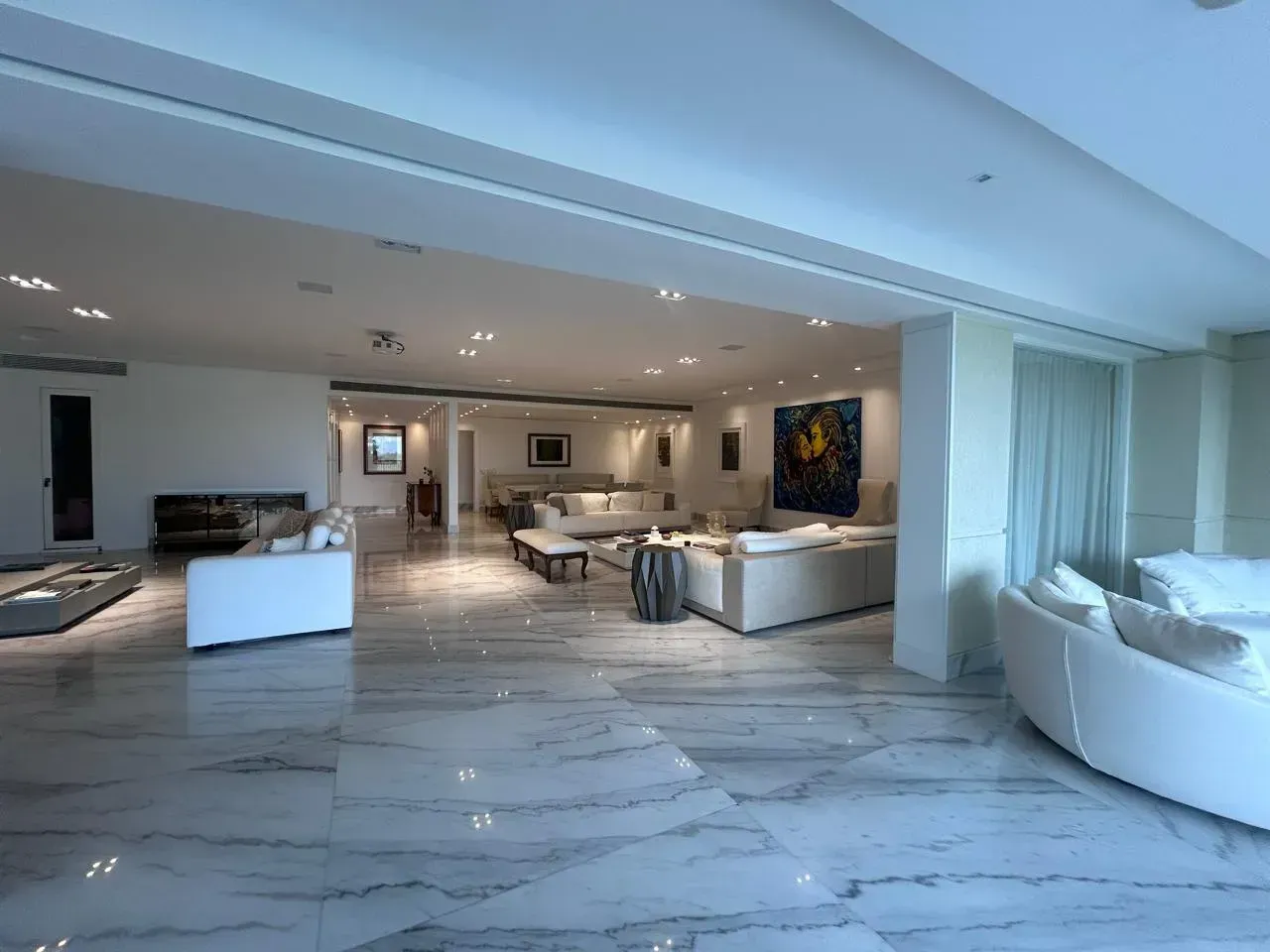 5-bedroom apartment with a glass-enclosed balcony