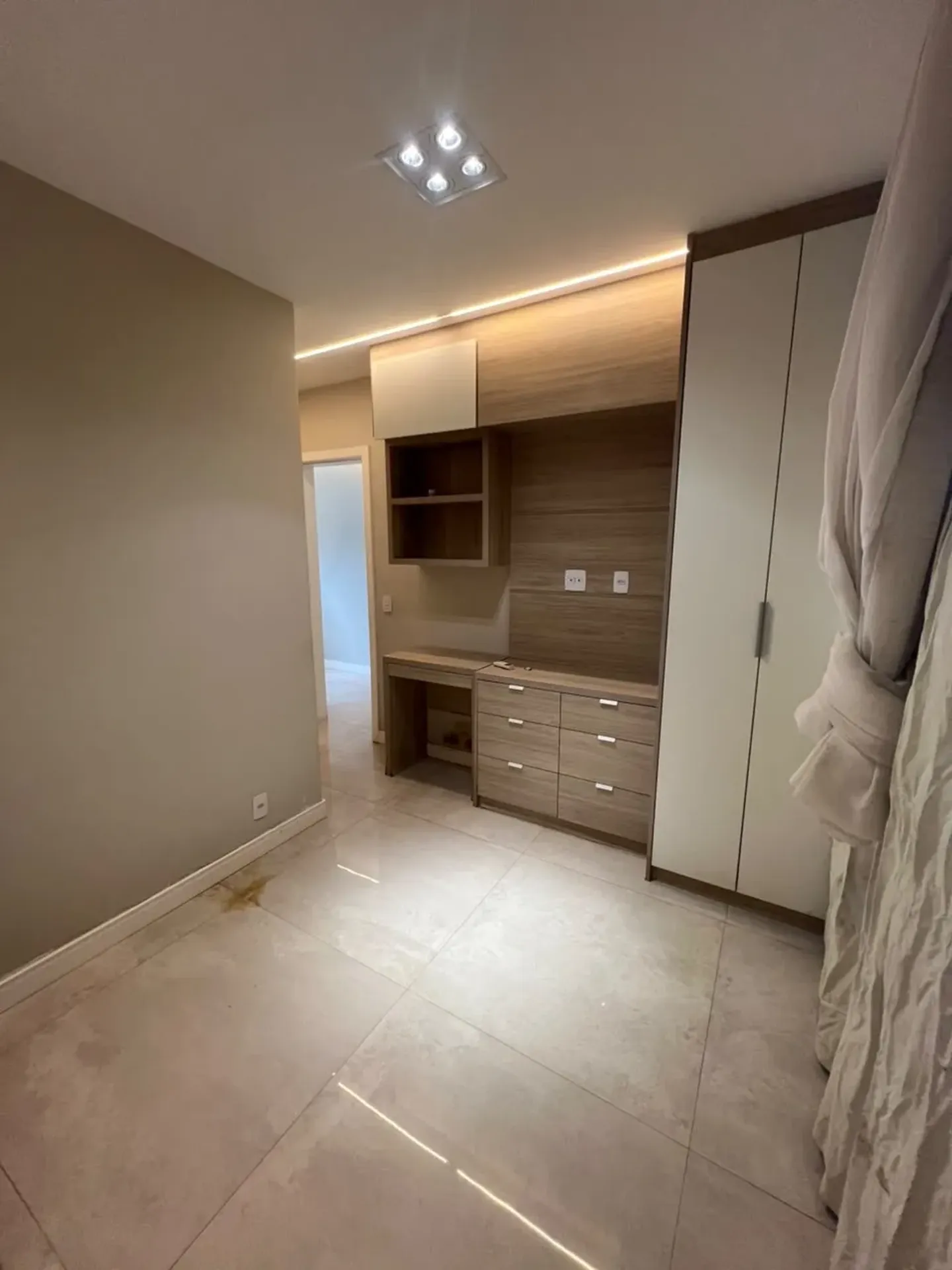 House, 240 m², with a glass-enclosed balcony — photo 9