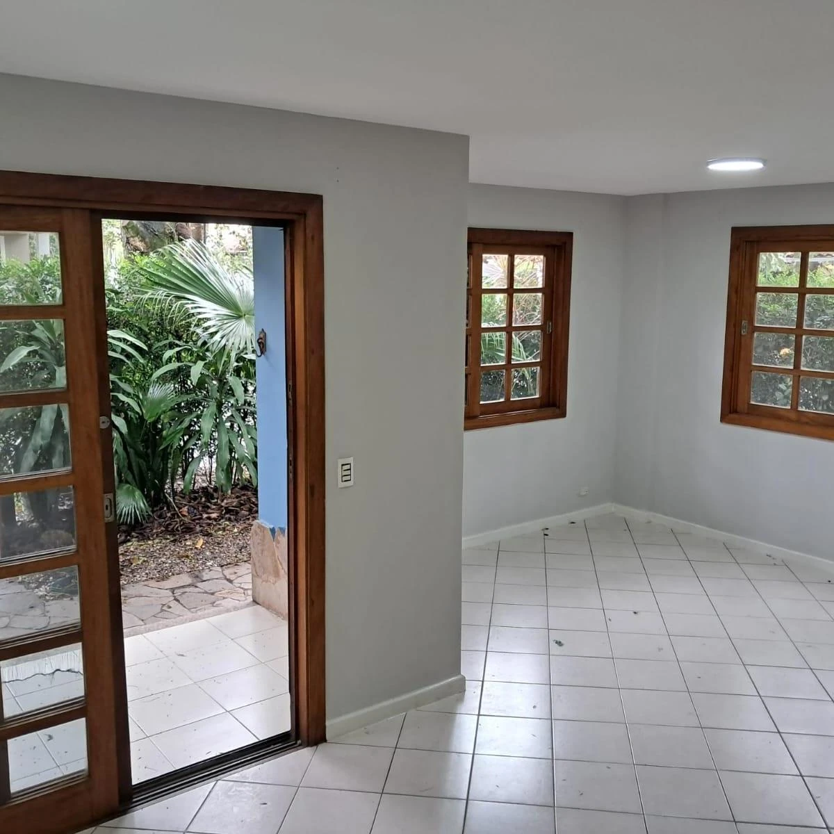 Duplex house with 4 bedrooms and an enclosed kitchen