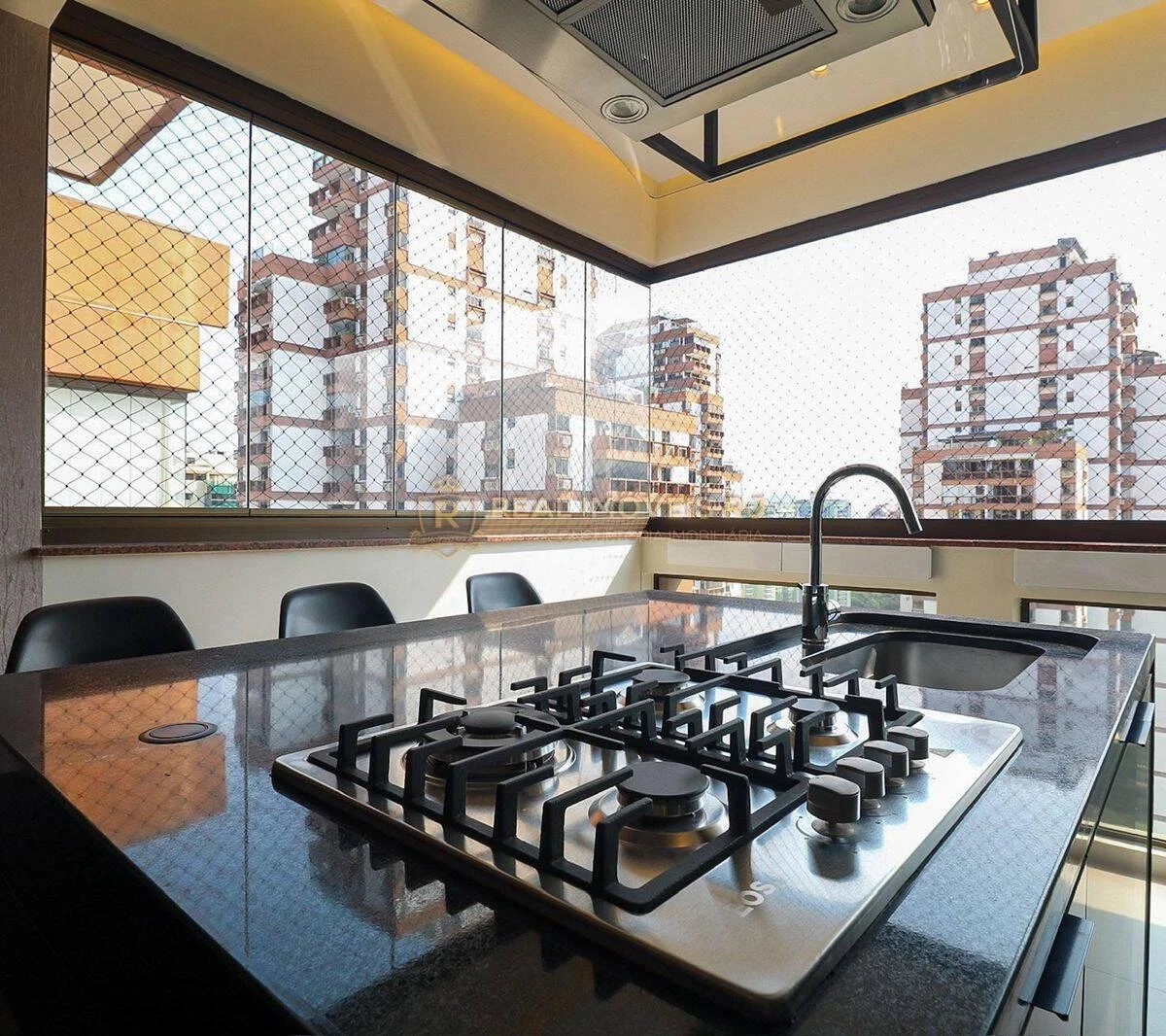 Furnished 1-bedroom apartment with city views — photo 7