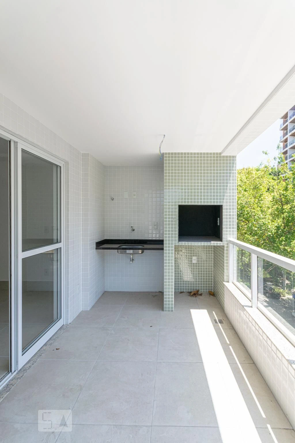 Balcony with a grill in a 2-bedroom apartment, 60 m² — photo 4