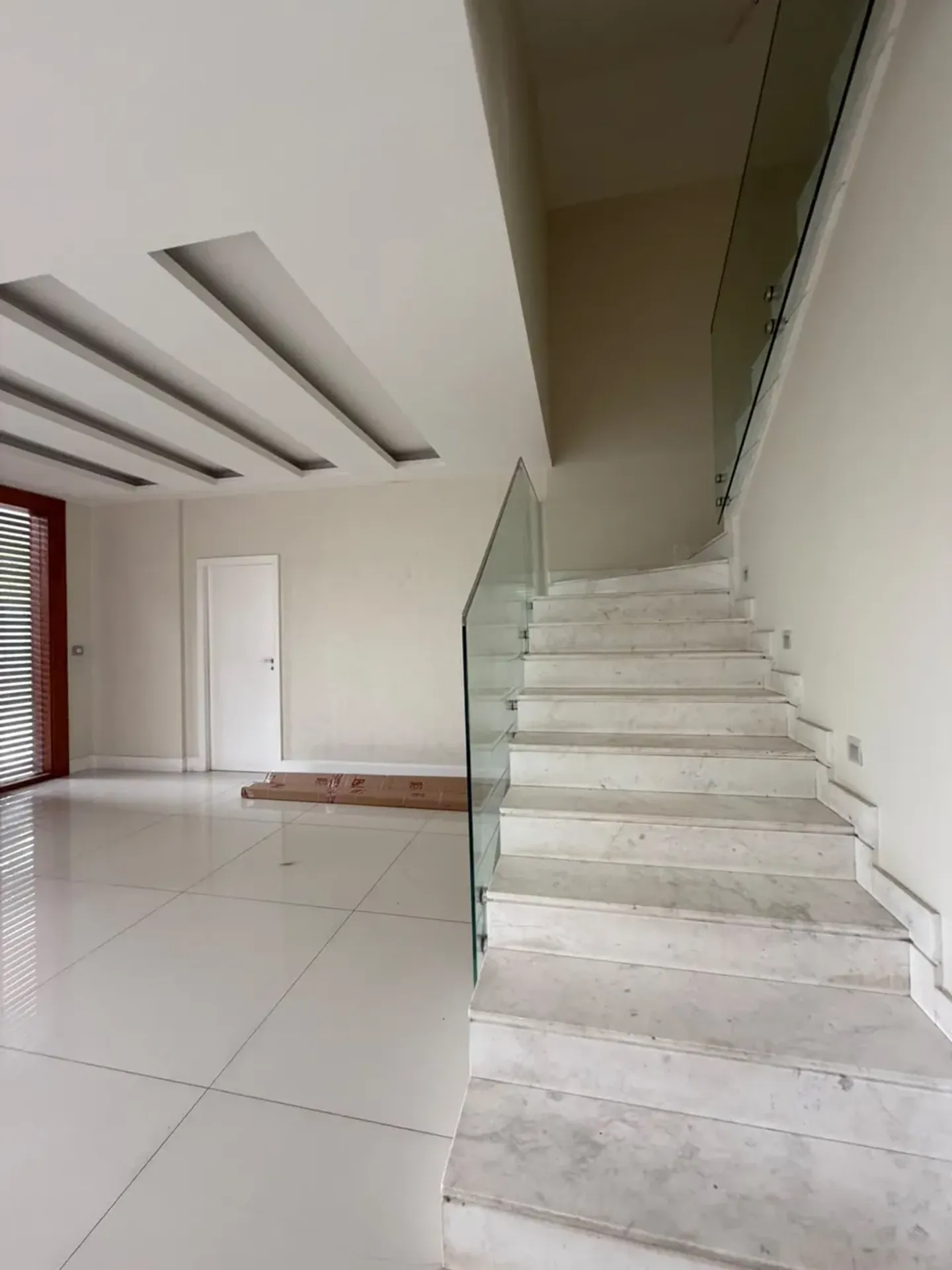700 m² house with a garden and a bathtub — photo 28