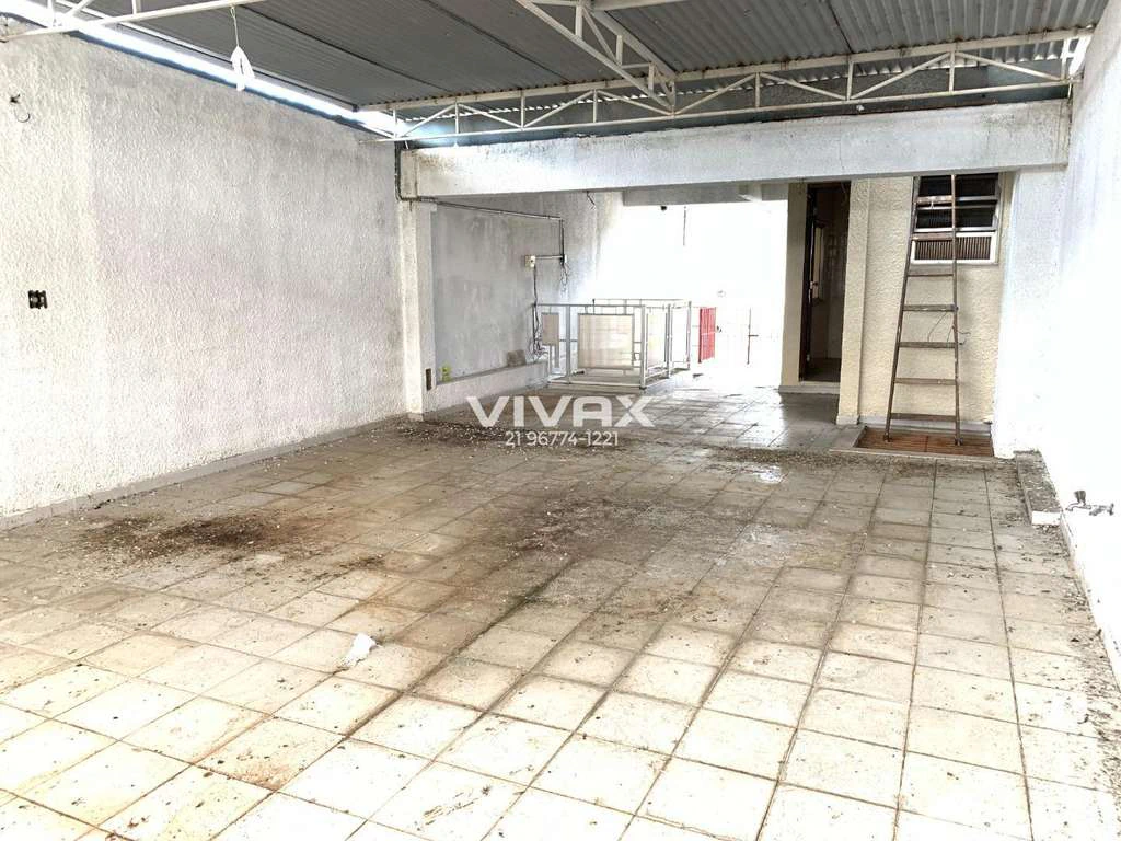 Unfurnished house with built-in wardrobes and 5 bedrooms — photo 16