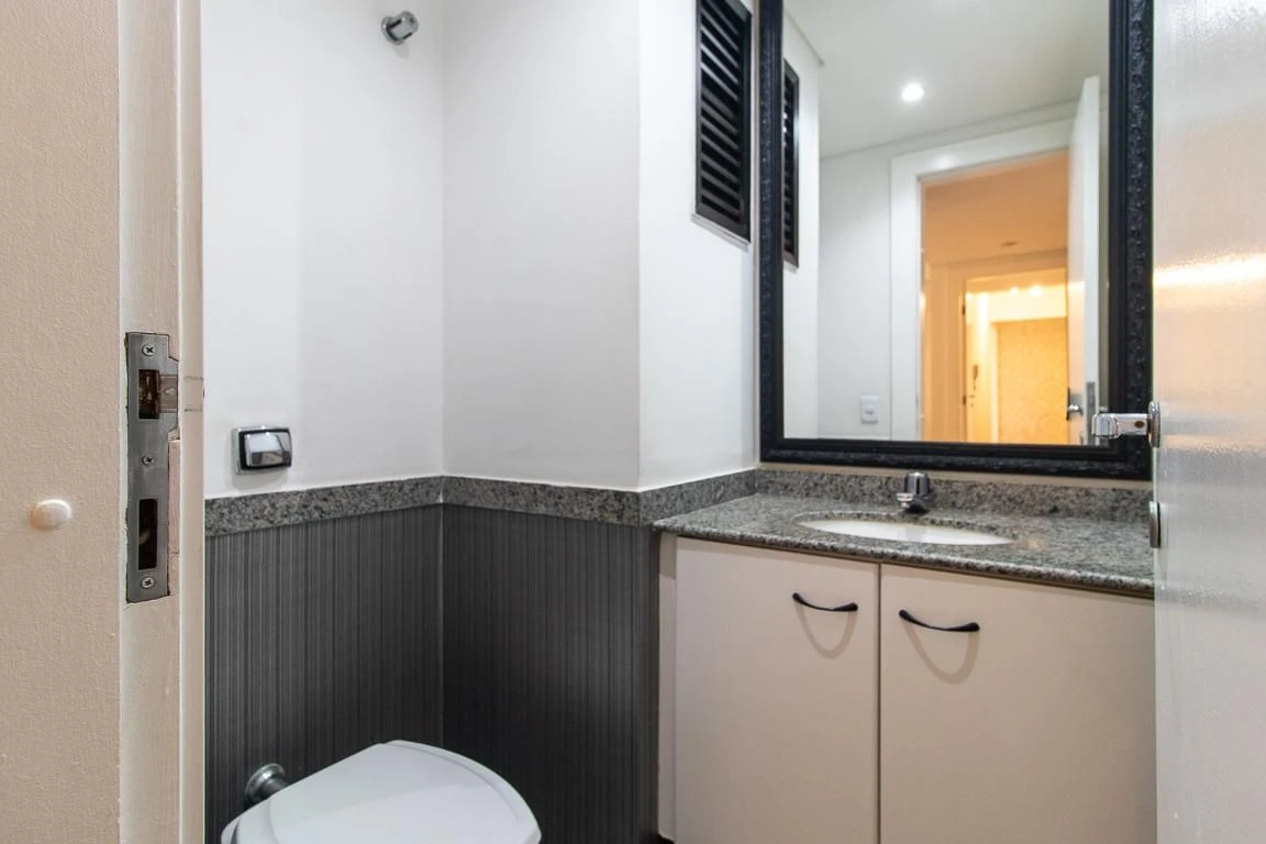 3-bedroom apartment with a bathtub in Curitiba — photo 62
