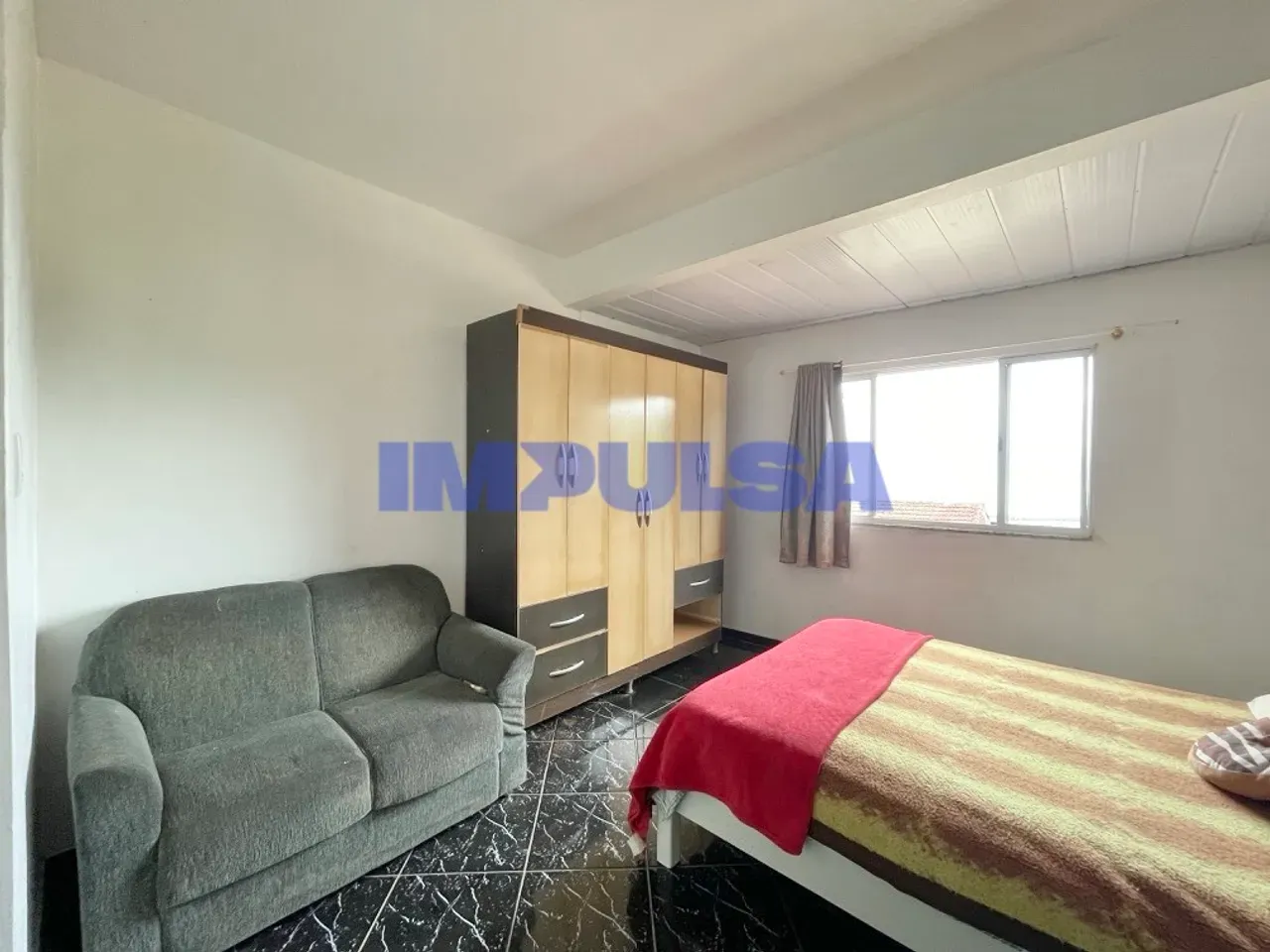 Furnished studio with 1 bedroom and separate kitchen — photo 4