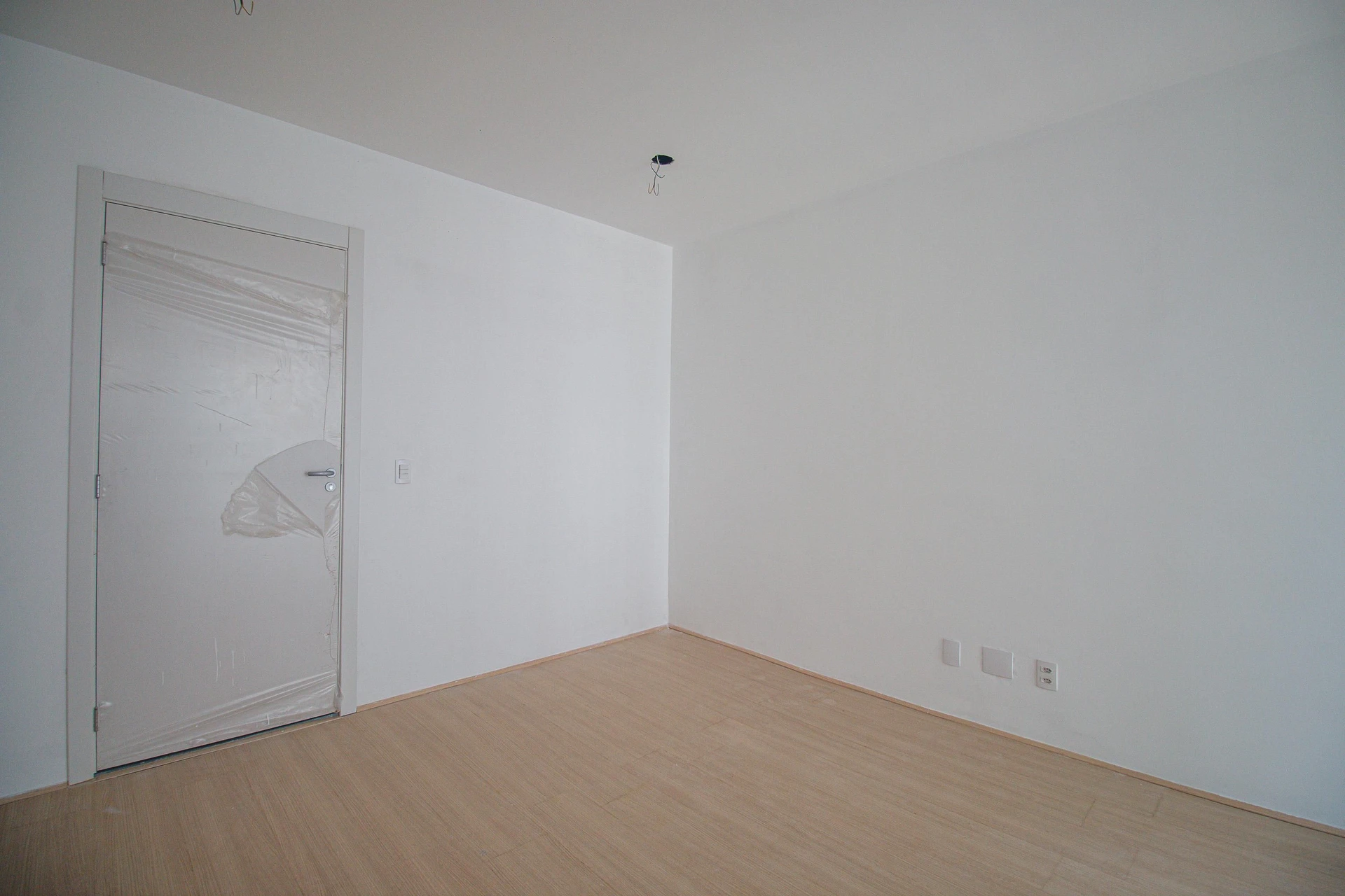 One-bedroom apartment with wood or laminate floors — photo 14