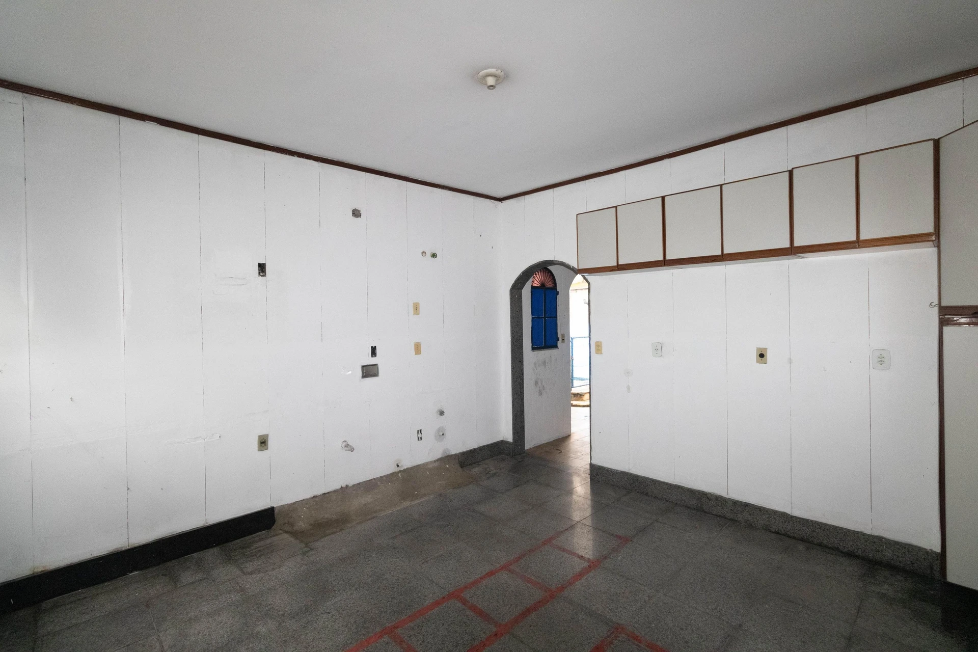 House with 4 bedrooms and 1 bathroom, separate kitchen — photo 2