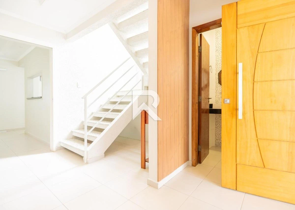 250 m² house with a walk-in closet and a bathtub — photo 32