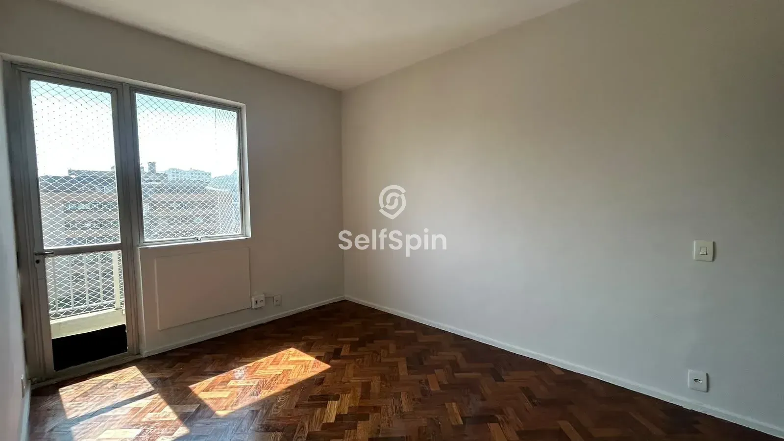 Wood or laminate floors in a 4-bedroom apartment, 114 m² — photo 11