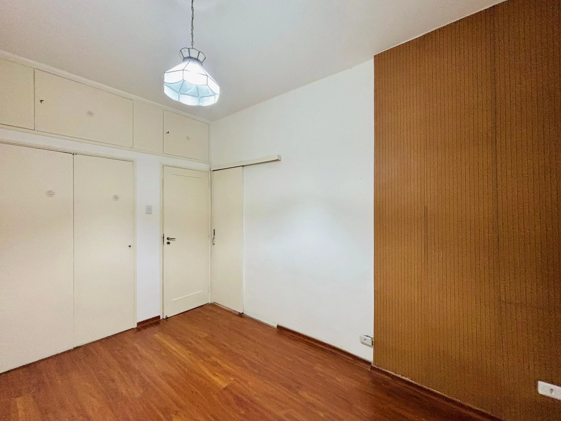 Wood or laminate floors in a 3-bedroom apartment, 110 m² — photo 8