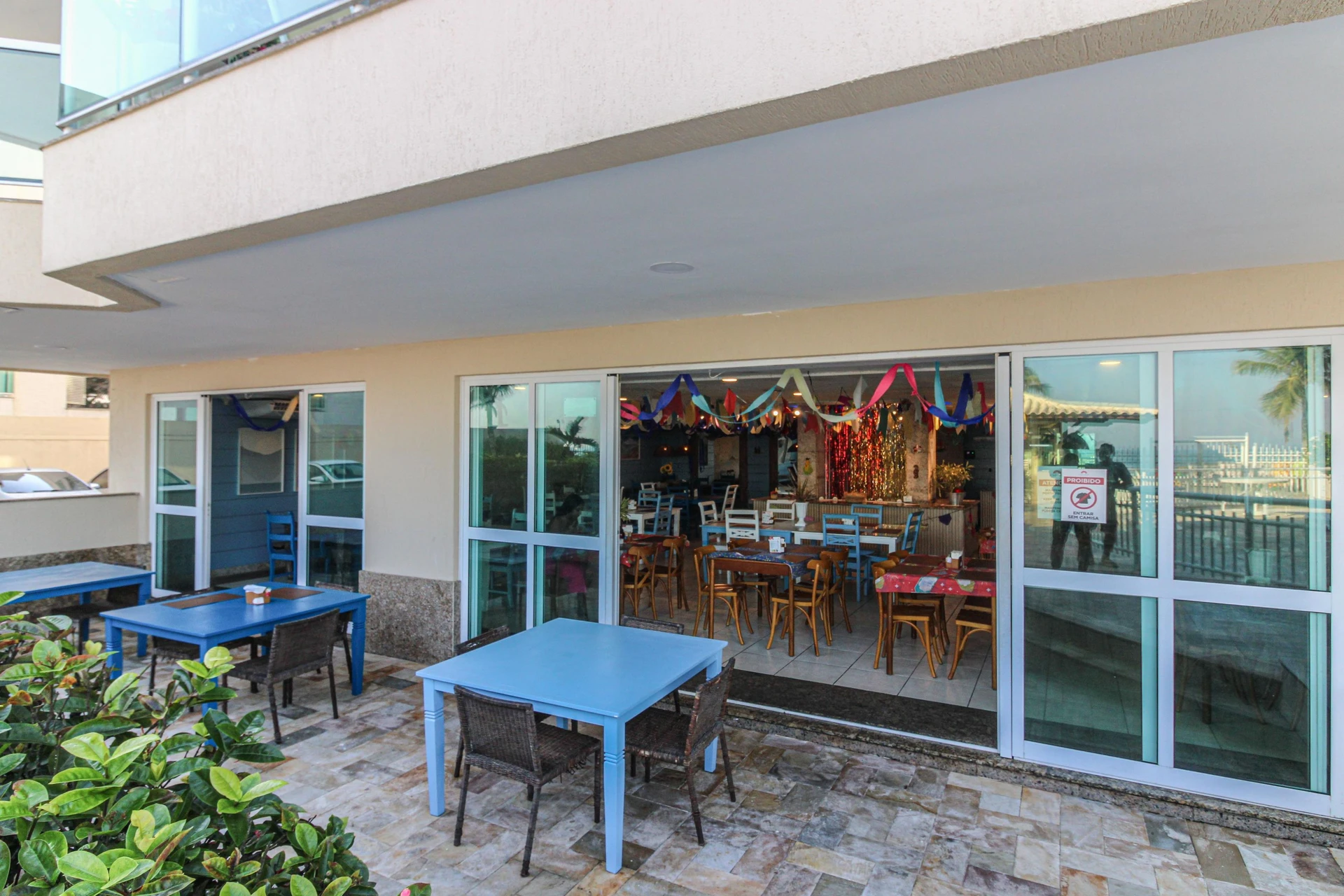 Furnished 1-bedroom apartment with a glass balcony — photo 33