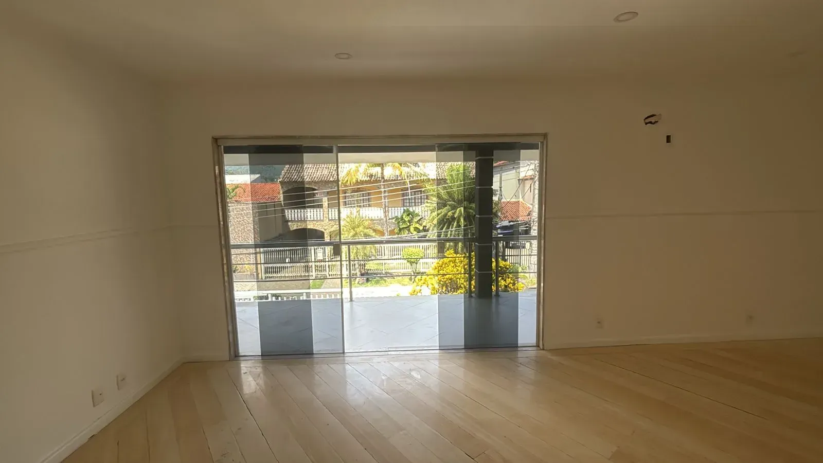 Apartment with 4 bedrooms, balcony and 500 m² — photo 31