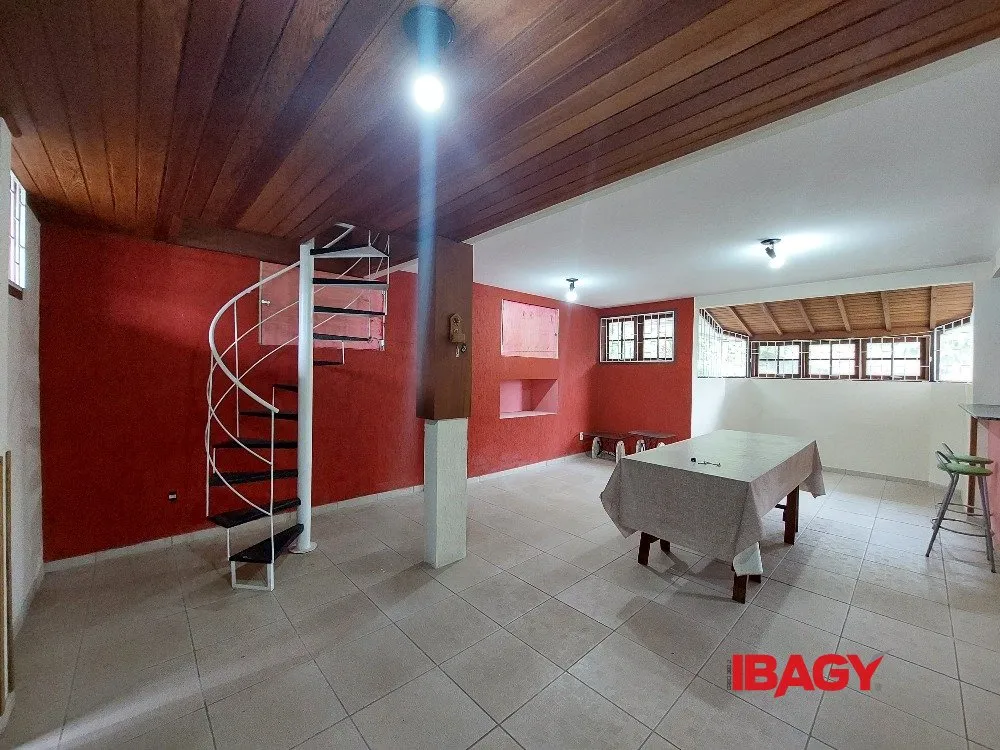 2-bedroom house with a mountain view in Florianópolis — photo 20