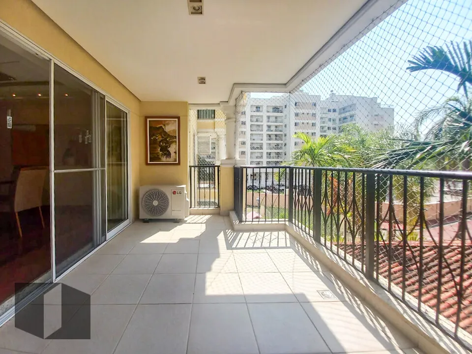 Furnished 3-bedroom apartment with 3 baths and balcony — photo 17