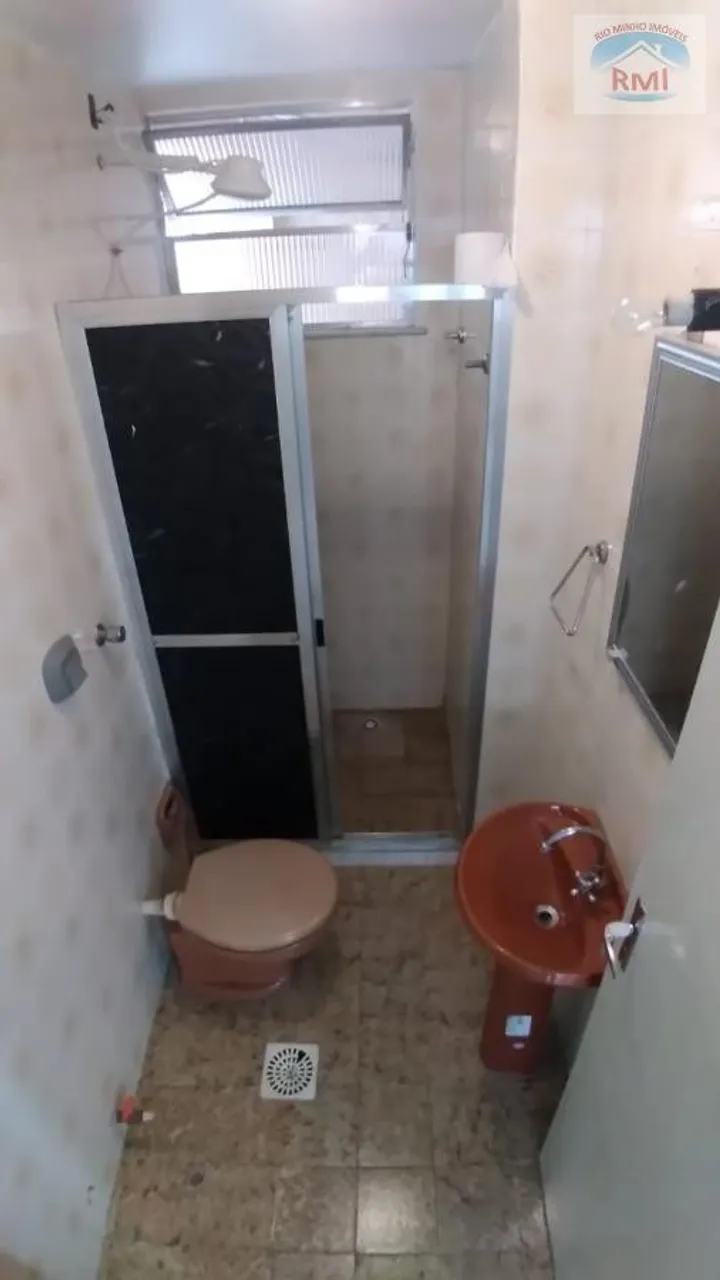 3-bedroom rental apartment with a glass-enclosed shower — photo 7