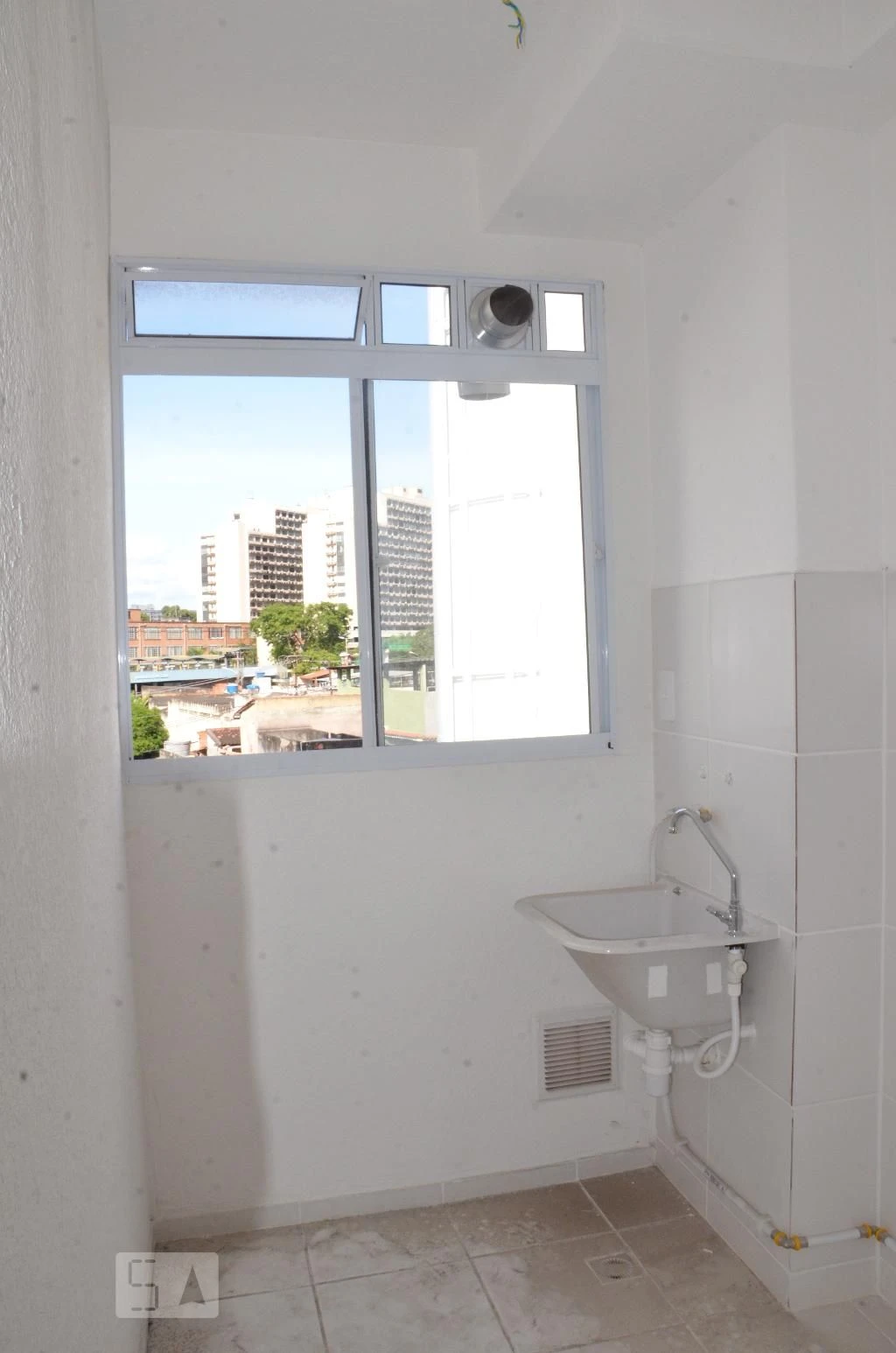 Balcony with a grill in a 2-bedroom apartment, 45 m² — photo 44
