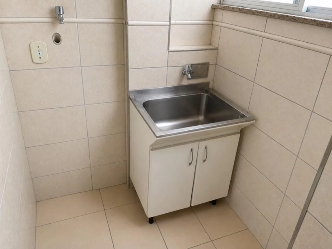 Apartamento com 2 quartos e banheiro com box de vidro — photo 13