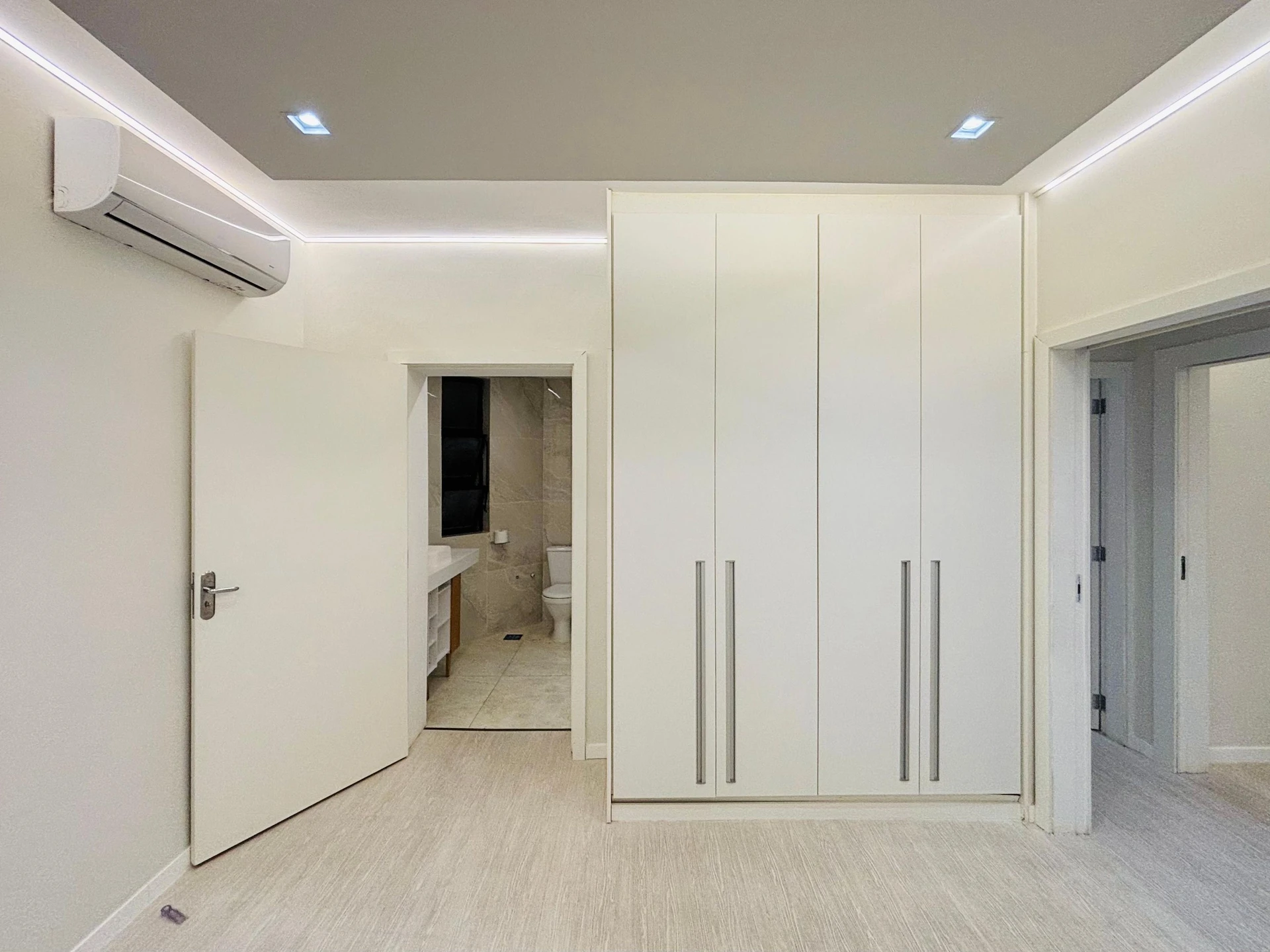 Washing machine in a 3-bedroom apartment, 401 m² — photo 34